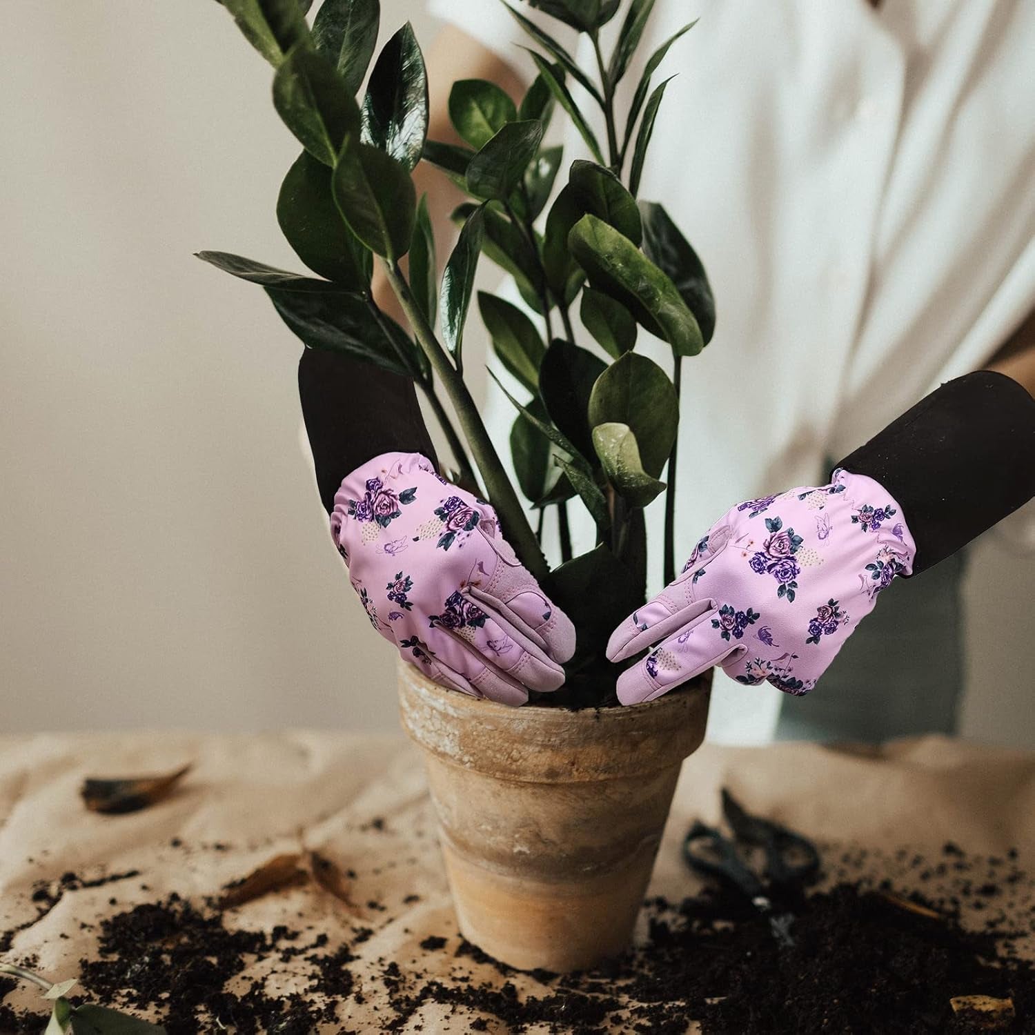 Women's Medium Purple Leather Gardening Gloves, Protective and Flexible